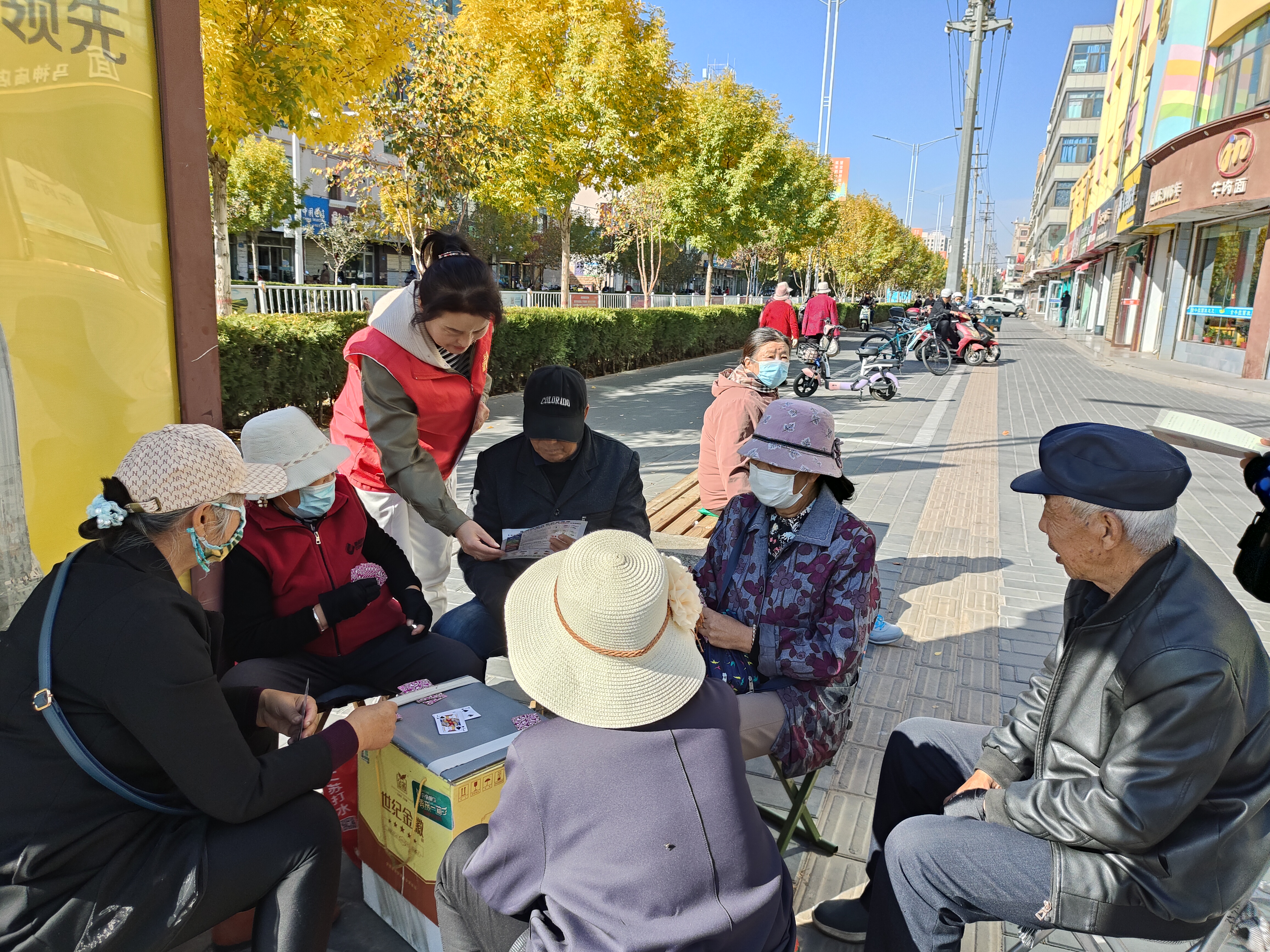 线上,通过led电子屏微信居民群等方式宣传粮食安全,节约粮油科普知识